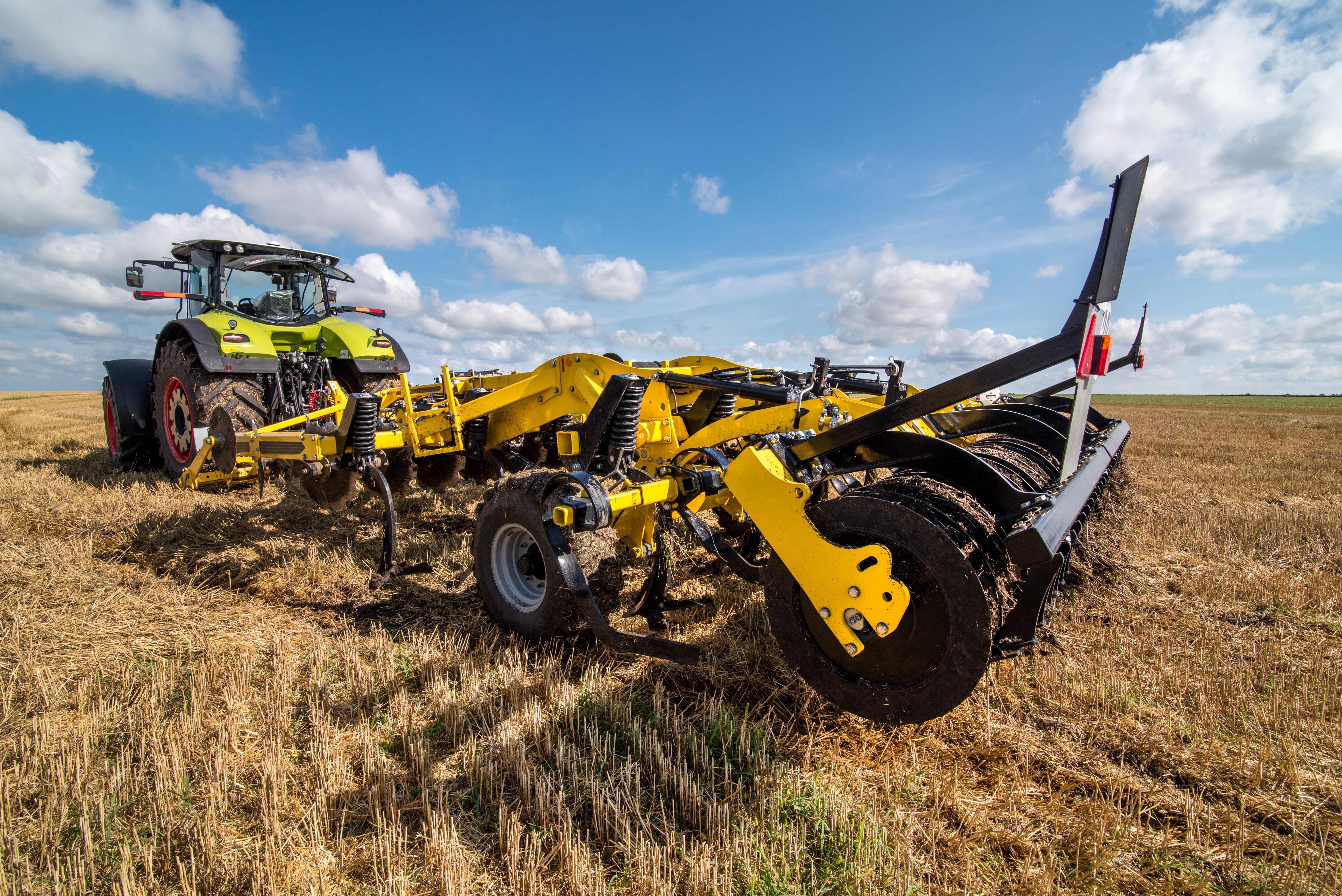 Agricultura din zonele colinare și montane presupune provocări aparte: terenuri în pantă, soluri mai grele, drumuri înguste și condiții climatice dificile. În aceste regiuni, nu orice utilaj agricol oferă randament optim. Fermierii trebuie să aleagă echipamente compacte, stabile, sigure și multifuncționale, care pot face față reliefului accidentat. În acest articol îți prezentăm top 5 utilaje agricole indispensabile pentru zonele de deal și munte, recomandate de Mager Exim. ________________________________________ 2. 1️⃣ Tractorul compact – inima fermei montane Primul și cel mai important echipament este tractorul compact. Acesta trebuie să combine puterea suficientă pentru lucrări grele cu manevrabilitatea pe teren înclinat. Un tractor potrivit pentru teren colinar trebuie să ofere: • centrul de greutate coborât – pentru stabilitate; • roți late și aderente – pentru tracțiune pe sol umed sau pietros; • motor economic, adaptat pentru lucrări de lungă durată; • transmisie 4x4 – esențială în pantă. 👉 Mager Exim recomandă tractoarele compacte cu între 40 și 80 CP, ideale pentru lucrări mixte și adaptabile mai multor atașamente. ________________________________________ 3. 2️⃣ Freza agricolă – pentru mărunțirea solului și pregătirea culturilor În zonele de deal, solul este adesea tare, iar lucrările de arat pot fi dificile. De aceea, freza agricolă devine o alternativă eficientă pentru pregătirea patului germinativ. Beneficii: • mărunțește și afânează solul într-o singură trecere; • încorporează resturile vegetale; • uniformizează terenul; • reduce consumul de combustibil. 👉 Frezele oferite de Mager Exim sunt disponibile în variante reglabile, cu lățimi între 1,2 și 2 metri, ideale pentru terenuri mai înguste. ________________________________________ 4. 3️⃣ Tocătoarea de resturi vegetale – curățenie și fertilitate naturală Zonele montane și colinare sunt folosite frecvent pentru fânețe, pajiști sau culturi mixte. După cosire sau recoltare, rămân resturi vegetale ce trebuie gestionate eficient. Tocătoarea de resturi vegetale este un utilaj-cheie: • mărunțește rapid iarbă, tulpini și crengi subțiri; • stimulează descompunerea naturală a materiei organice; • previne apariția buruienilor; • menține terenul curat pentru următoarea lucrare. 👉 Tocătoarele Mager Exim se remarcă prin robustețe, eficiență și rezistență la șocuri – perfect adaptate reliefului colinar. ________________________________________ 5. 4️⃣ Remorca tandem – transport sigur în condiții dificile Transportul materialelor, al furajelor sau al recoltei este o provocare pe terenuri în pantă. O remorcă tandem oferă stabilitate și aderență sporită. Avantaje: • distribuție uniformă a greutății pe două osii; • manevrabilitate ridicată; • adaptabilitate la drumuri înguste sau denivelate; • capacitate de încărcare între 3 și 10 tone. 👉 Remorcile tandem Mager Exim sunt echipate cu sisteme de frânare hidraulice și basculare trilaterală – ideale pentru zonele cu pantă. ________________________________________ 6. 5️⃣ Cultivatorul – soluția economică pentru afânarea terenului În fermele montane, cultivatorul este preferat în locul plugului clasic deoarece: • consumă mai puțin combustibil; • nu deteriorează structura solului; • poate fi folosit și pentru întreținerea culturilor. Cu adâncime reglabilă și brăzdare elastice, cultivatorul lucrează eficient chiar și pe soluri pietroase sau neuniforme. 👉 Mager Exim oferă cultivatoare compacte, robuste, cu lățimi de lucru între 1,5 și 3 m, adaptabile la tractoare mici și medii. ________________________________________ 7. Alte echipamente utile Pe lângă cele 5 utilaje de bază, fermierii din zonele colinare pot beneficia și de: • mașini de împrăștiat îngrășăminte; • pluguri ușoare reversibile; • mărunțitoare de crengi și resturi forestiere; • sisteme de irigare mobile. ________________________________________ 8. Concluzie Agricultura de deal și munte cere adaptabilitate, dar și echipamente specializate. Investiția în utilaje potrivite aduce economii de timp, siguranță și productivitate crescută. ✅ Mager Exim îți pune la dispoziție o gamă completă de utilaje agricole pentru terenuri colinare și montane – robuste, eficiente și conforme cu standardele europene. ➡️ Descoperă oferta completă și consultanță gratuită pe magerexim.ro.